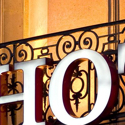Comment assurer en ligne son hôtel ou son restaurant à Marseille ?